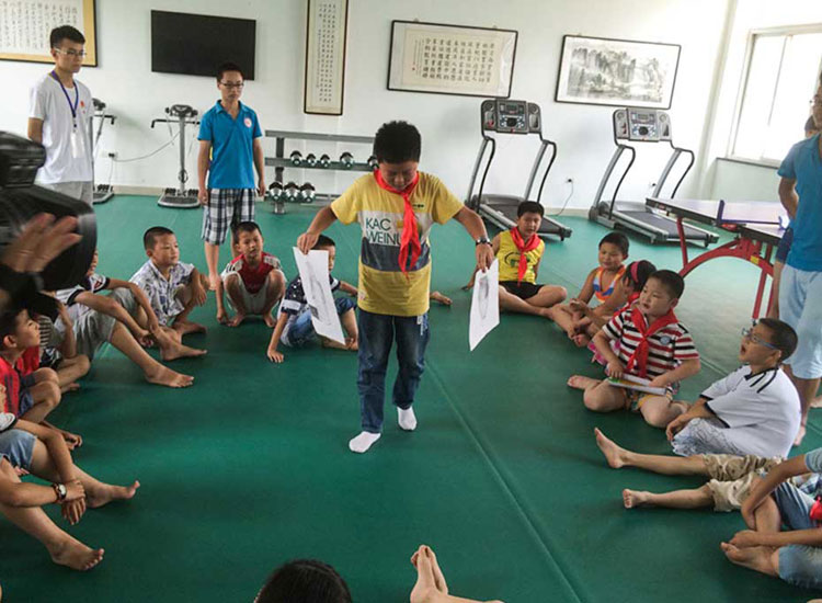 小朋友們向志愿者展示自己的才藝。