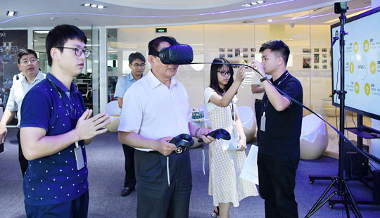 人民網強國論壇基層行專家體驗VR技術。