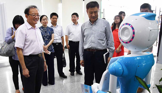專家在琶洲政務服務中心體驗“互聯網+政務服務”。