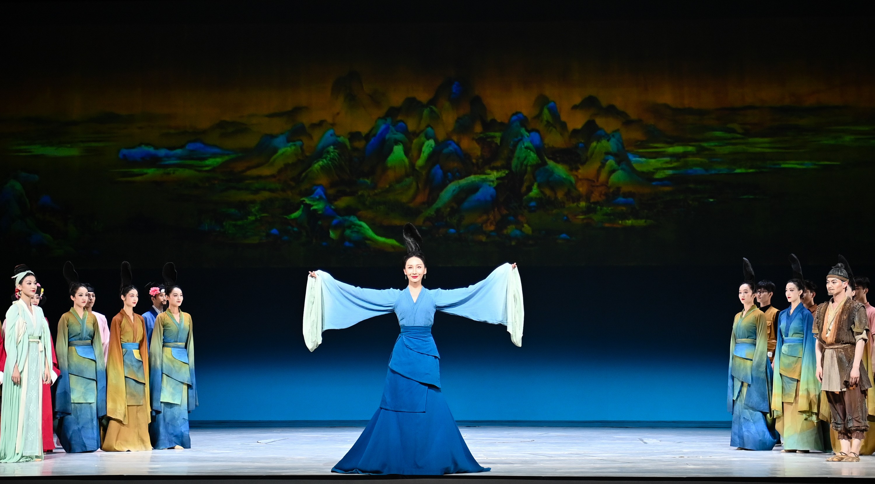 2023年7月20日，中國東方演藝集團(tuán)演員在烏魯木齊文化中心大劇院表演舞蹈詩劇《只此青綠》。新華社記者 李響 攝