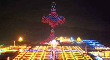 山西長(zhǎng)治：無(wú)人機(jī)表演點(diǎn)亮振興小鎮(zhèn)