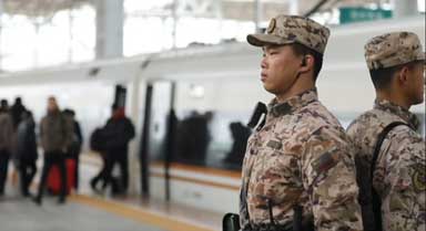 春運(yùn)迎來(lái)返程高峰 武警官兵堅(jiān)守戰(zhàn)位